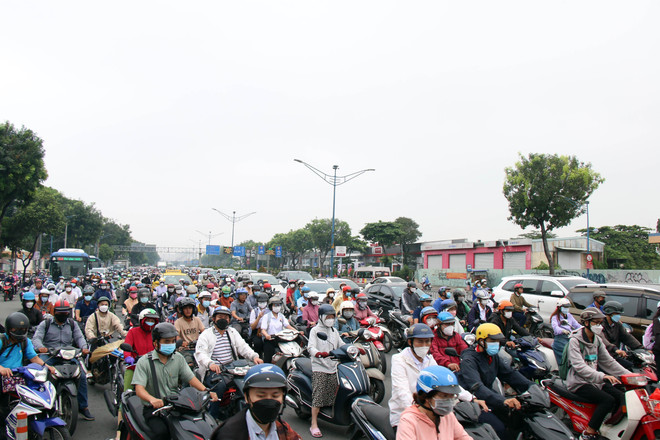 Lượng phương tiện rất đông tại nút giao Trường Chinh-Cộng Hòa. (Ảnh: Tiến Lực/TTXVN) Tìm “lối ra” khu vực sân bay Tân Sơn Nhất: Ùn từ trong ra ngoài ảnh 3