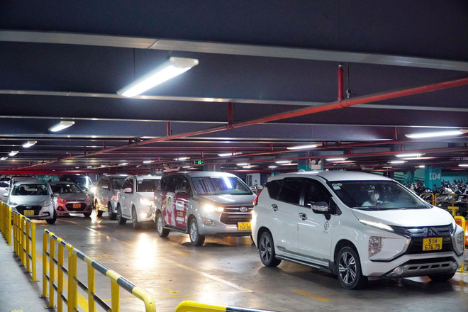 Rất đông phương tiện xếp hàng chờ đón khách tại sân bay Tân Sơn Nhất. (Ảnh: Tiến Lực/TTXVN) Tìm “lối ra” khu vực sân bay Tân Sơn Nhất: Ùn từ trong ra ngoài ảnh 2