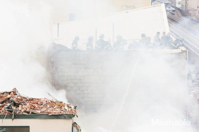 Chùm ảnh về vụ nổ khí gas gây sập nhà tại New York ảnh 9