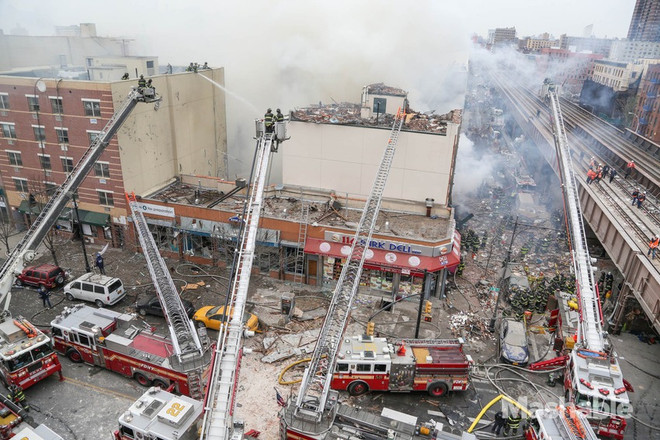 Chùm ảnh về vụ nổ khí gas gây sập nhà tại New York ảnh 3