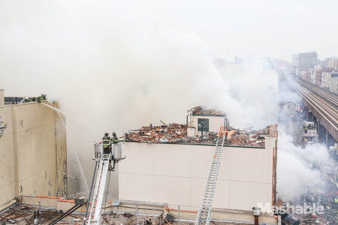 Chùm ảnh về vụ nổ khí gas gây sập nhà tại New York ảnh 4