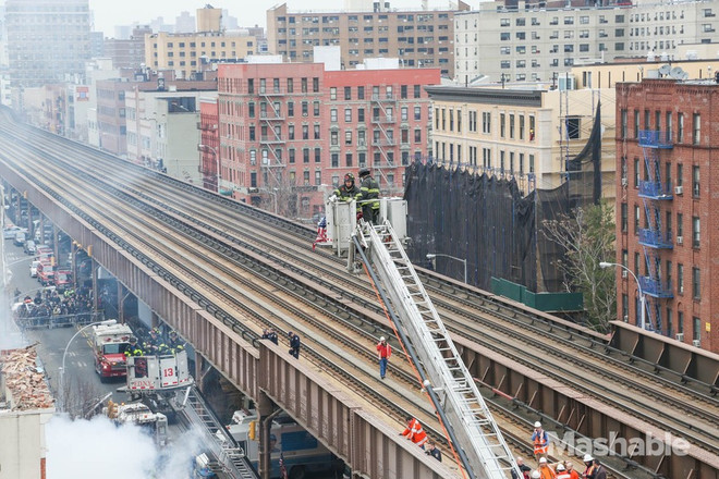 Chùm ảnh về vụ nổ khí gas gây sập nhà tại New York ảnh 7