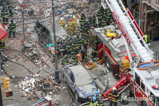 Chùm ảnh về vụ nổ khí gas gây sập nhà tại New York ảnh 8