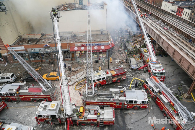 Chùm ảnh về vụ nổ khí gas gây sập nhà tại New York ảnh 2