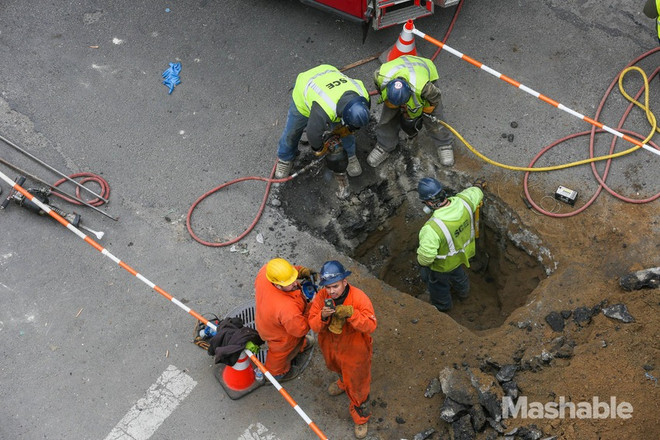 Chùm ảnh về vụ nổ khí gas gây sập nhà tại New York ảnh 6