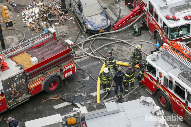 Chùm ảnh về vụ nổ khí gas gây sập nhà tại New York ảnh 5