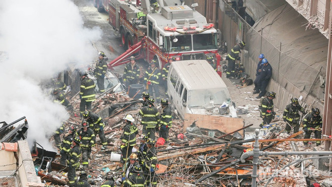 Chùm ảnh về vụ nổ khí gas gây sập nhà tại New York ảnh 1