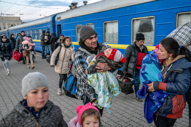 Người dân lên tàu hỏa để sơ tán tránh xung đột ở Odessa, Ukraine, ngày 9/3/2022. (Ảnh: AFP/TTXVN) Ukraine và Nga tiếp tục hoạt động sơ tán, sẵn sàng trao đổi tù binh ảnh 1