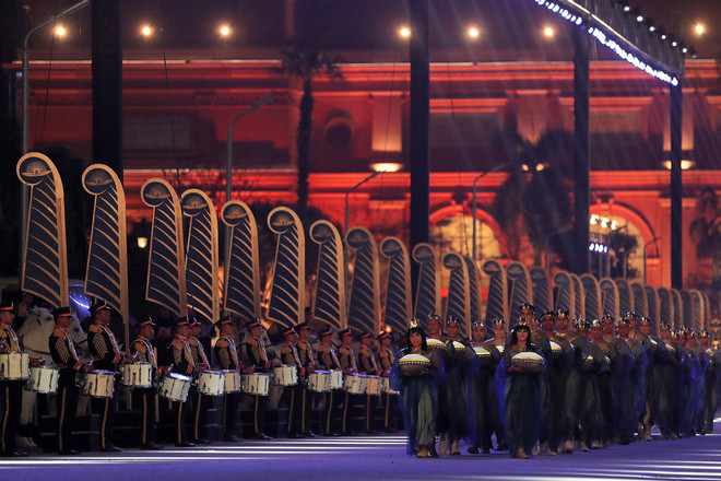 "Lễ diễu hành vàng" đưa xác ướp các pharaoh về nơi an nghỉ mới. (Ảnh: AFP) Ai Cập tổ chức lễ diễu hành đưa xác ướp pharaoh về 'nhà mới' ảnh 1