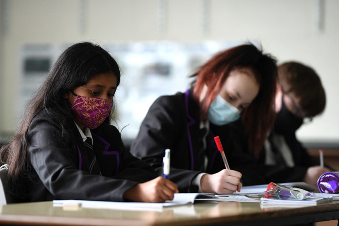 Anh: Vùng England khuyến nghị trẻ đeo khẩu trang khi trở lại trường ảnh 1