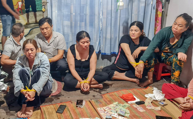 Cần Thơ: Bắt quả tang 15 đối tượng đánh bạc bằng hình thức lắc tài xỉu ảnh 1