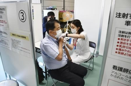 Dịch COVID-19: Nhật Bản nỗ lực đẩy nhanh tiêm phòng cho người cao tuổi ảnh 1