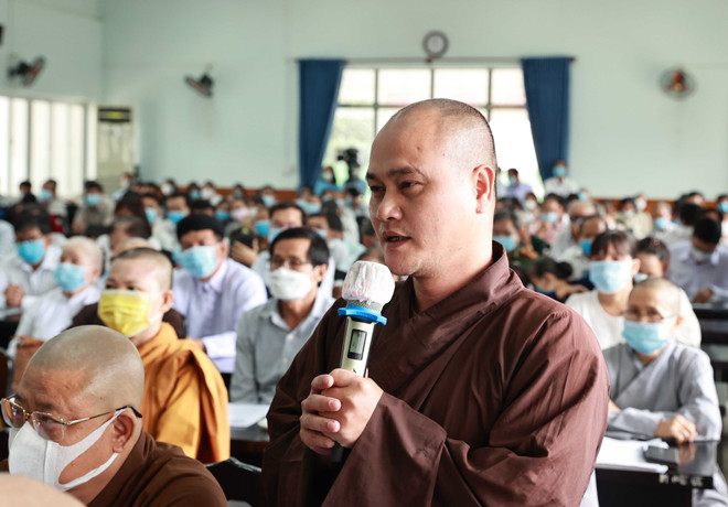 Cử tri Thích Huệ Thông, huyện Hóc Môn đặt câu hỏi đối với các ứng cử viên đại biểu Quốc hội. (Ảnh: Thống Nhất/TTXVN) Chủ tịch nước Nguyễn Xuân Phúc tiếp chức sắc tôn giáo huyện Hóc Môn ảnh 2