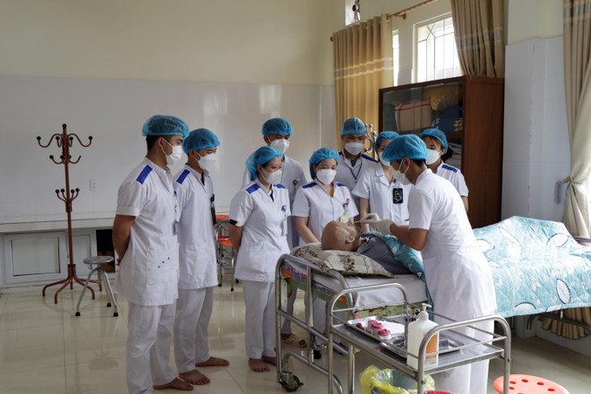 Lưu học sinh Lào thực hành chuyên ngành điều dưỡng tại Trường Cao đẳng Y tế Sơn La. (Ảnh: Hữu Quyết/TTXVN) Đẩy mạnh hợp tác đào tạo nhân lực giữa Sơn La với các tỉnh của Lào ảnh 1