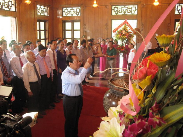 Đoàn đại biểu thành phố Hồ Chí Minh dâng hương tưởng nhớ Bác ảnh 1