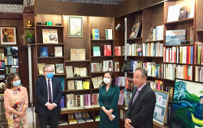 Tình yêu Truyện Kiều và hành trình sưu tập 73 bản chuyển ngữ ảnh 1