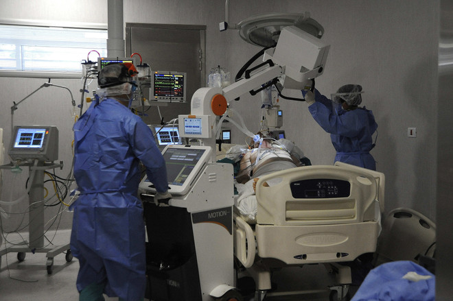 Nhân viên y tế điều trị cho bệnh nhân COVID-19 tại bệnh viện ở Mendoza, Argentina, ngày 6/11/2020. (Ảnh: AFP/TTXVN) Argentina phát hiện ca đầu tiên nhiễm biến thể mới của SARS-CoV-2 ảnh 1