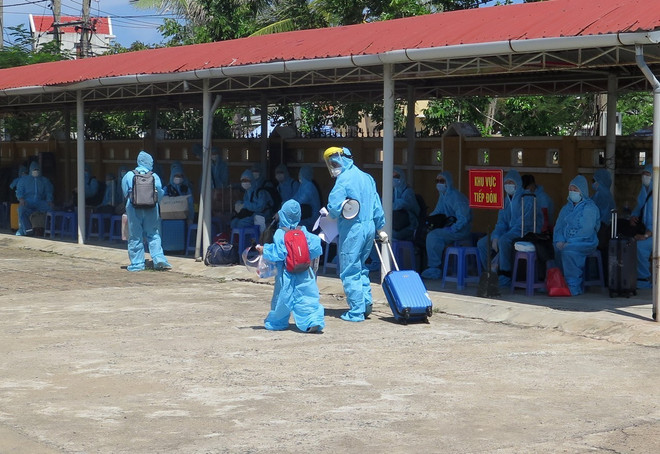 Các công dân trở về từ Liên Bang Nga tại khu cách ly. (Ảnh: Xuân Triệu/TTXVN) Phú Yên đón hơn 300 công dân từ Liên bang Nga về cách ly ảnh 1