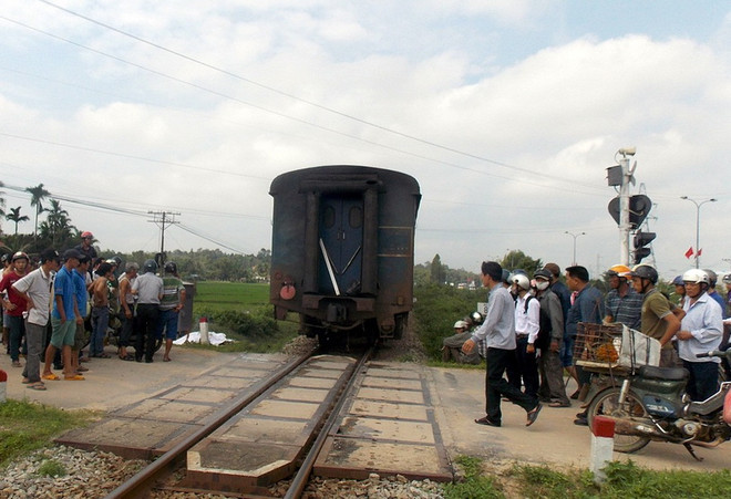 Đi bộ trên đường ray, người đàn ông bị tàu hỏa tông tử vong ảnh 1