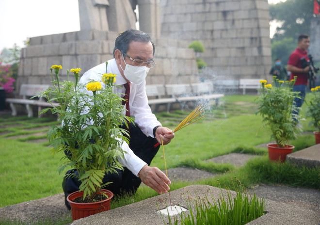 Ông Nguyễn Văn Nên, Ủy viên Bộ Chính trị, Bí thư Thành ủy Thành phố Hồ Chí Minh, thắp hương tưởng niệm các anh hùng liệt sỹ tại Nghĩa trang Liệt sỹ Thành phố Hồ Chí Minh (Đồi không tên, thành phố Thủ Đức). (Ảnh: Thanh Vũ/TTXVN) Đoàn đại biểu TP.HCM dâng hương tưởng niệm các Anh hùng Liệt sỹ ảnh 2