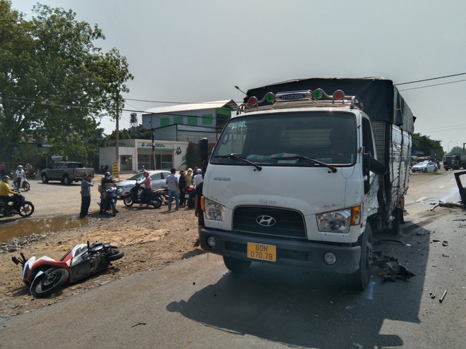 Hiện trường vụ tai nạn liên hoàn ở huyện Định Quán, tỉnh Đồng Nai khiến 6 người thương vong. (Ảnh: TTXVN phát) Đồng Nai: Tai nạn liên hoàn nghiêm trọng khiến 6 người thương vong ảnh 2