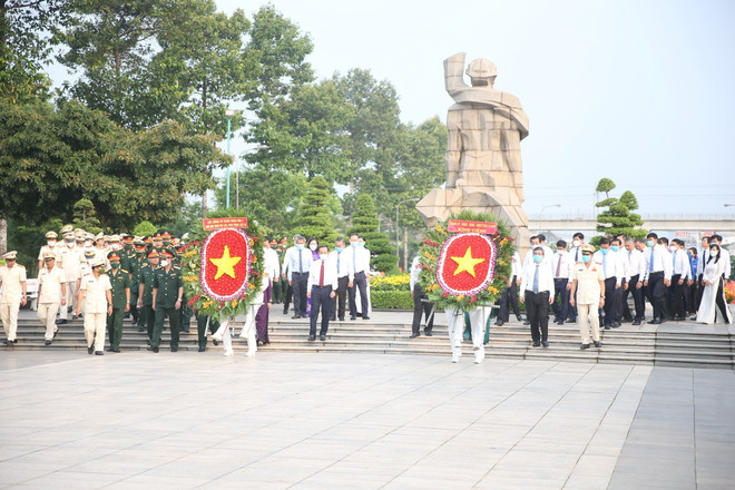 Đoàn đại biểu dâng hoa, dâng hương tưởng niệm các anh hùng liệt sỹ tại Nghĩa trang Liệt sỹ Thành phố Hồ Chí Minh (Đồi không tên, thành phố Thủ Đức). (Ảnh: Thanh Vũ/TTXVN) Đoàn đại biểu TP.HCM dâng hương tưởng niệm các Anh hùng Liệt sỹ ảnh 1