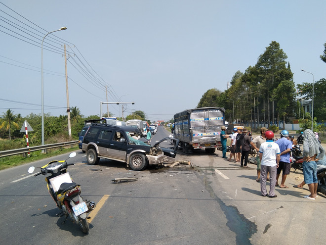 Hiện trường vụ tai nạn liên hoàn ở huyện Định Quán, tỉnh Đồng Nai khiến 6 người thương vong. (Ảnh: TTXVN phát) Đồng Nai: Tai nạn liên hoàn nghiêm trọng khiến 6 người thương vong ảnh 3