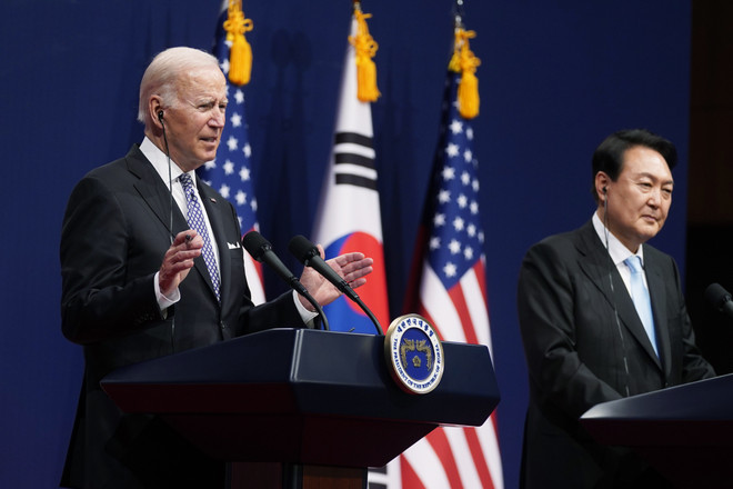 Tổng thống Mỹ Joe Biden và người đồng cấp Hàn Quốc Yoon Suk-yeol. (Ảnh: AP) Tổng thống Hàn Quốc thăm Mỹ: Sự chuyển hướng trong quan hệ đồng minh ảnh 1