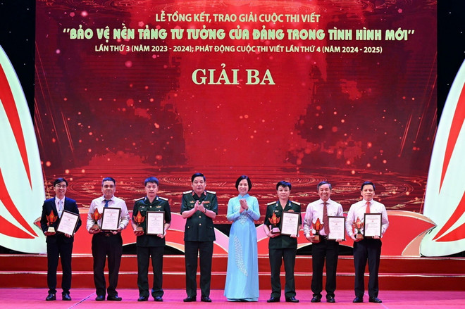 Trung tướng Nguyễn Văn Gấu, Phó chủ nhiệm Tổng cục Chính trị Quân đội nhân dân Việt Nam và đồng chí Vũ Việt Trang, Tổng Giám đốc Thông tấn xã Việt Nam trao giải cho các tác giả, nhóm tác giả đoạt giải Ba. (Ảnh: Thanh Tùng/TTXVN) ttxvn_bao ve nen tang tu tuong 3.jpg