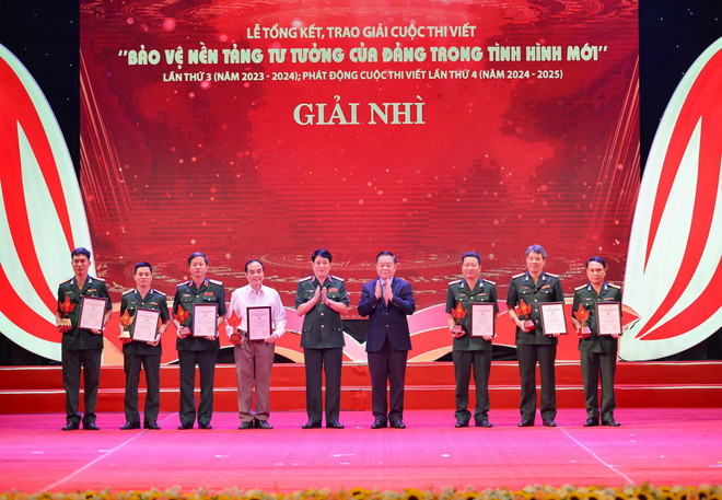 Đại tướng Lương Cường, Ủy viên Bộ Chính trị, Chủ nhiệm Tổng cục Chính trị Quân đội Nhân dân Việt Nam và đồng chí Nguyễn Trọng Nghĩa, Bí thư Trung ương Đảng, Trưởng ban Tuyên giáo Trung ương trao giải Nhì cho các tác giả, nhóm tác giả. (Ảnh: Thanh Tùng/TTXVN) ttxvn_bao ve nen tang tu tuong 2.jpg