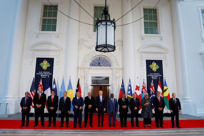 Tổng thống Mỹ Joe Biden chụp ảnh cùng lãnh đạo các quốc đảo Thái Bình Dương tại Nhà Trắng ngày 29/9/2022. (Ảnh: Reuters) Mỹ ký thỏa thuận hỗ trợ kinh tế 20 năm cho Quần đảo Marshall ảnh 1