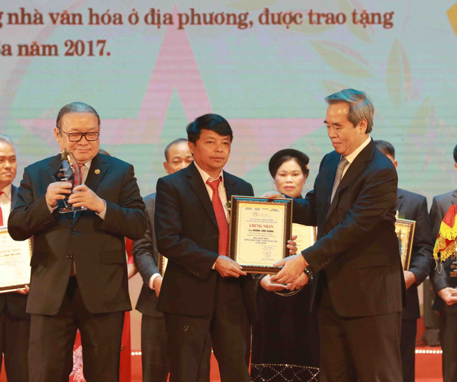 Trưởng Ban Kinh tế Trung ương Nguyễn Văn Bình trao danh hiệu Nông dân Việt Nam xuất sắc năm 2020 cho các cá nhân. (Ảnh: Vũ Sinh/TTXVN) Vinh danh 63 nông dân Việt Nam xuất sắc, sáng tạo trong lao động ảnh 1