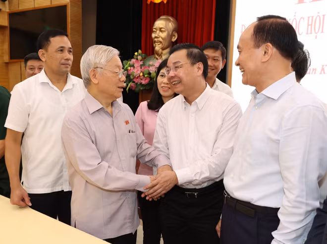 [Photo] Tổng Bí thư, Chủ tịch nước tiếp xúc cử tri thành phố Hà Nội ảnh 9