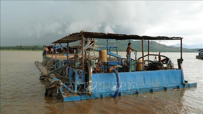 Nam Định xử phạt nhóm đối tượng khai thác, tiêu thụ cát trái phép ảnh 1