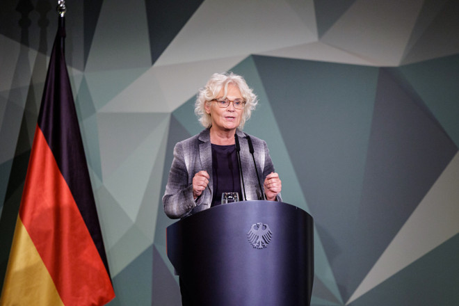 Bộ trưởng Quốc phòng Đức Christine Lambrecht trong cuộc họp báo tại Berlin, ngày 16/9/2022. (Ảnh: AFP/TTXVN) Bộ trưởng Quốc phòng Đức Christine Lambrecht đệ đơn từ chức ảnh 1