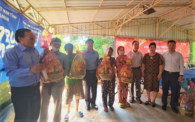 Ban tổ chức trao tặng quà Tết cho bà con gốc Việt tại tỉnh Preah Sihanouk (Vương quốc Campuchia). (Ảnh: TTXVN phát) Mang Tết đến cùng bà con gốc Việt ở tỉnh Preah Sihanouk của Campuchia ảnh 1