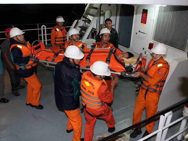 Cấp cứu kịp thời một thuyền viên bị nạn trên biển ảnh 1