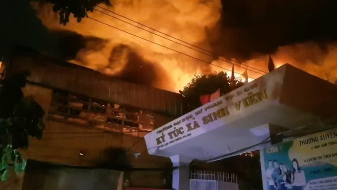 Cháy lớn kho hàng gần ký túc xá Đại học Sư phạm Thành phố Hồ Chí Minh ảnh 1