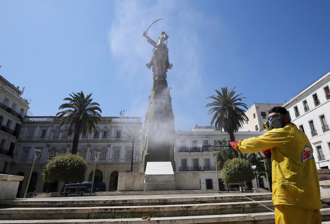 Phun thuốc khử trùng đường phố thủ đô Algiers, Algeria nhằm ngăn dịch COVID-19 lây lan, ngày 30/3/2020. (Ảnh: THX/TTXVN) WHO kêu gọi tăng cường nghiên cứu ca mắc COVID-19 không có biểu hiện ảnh 1