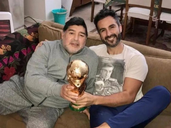 Huyền thoại Maradona chụp ảnh cùng bác sỹ riêng Leopoldo Luque. (Nguồn: diarioshow.com) Thu giữ hồ sơ y tế để điều tra về cái chết của huyền thoại Maradona ảnh 1