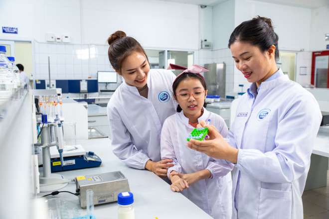 Chị Lê Thị Thoan (cầm viết), nhân viên Phòng Quản lý chất lượng luôn có niềm đam mê với nghề hơn 10 năm. FrieslandCampina Việt Nam nhận giải thưởng về trao quyền cho phụ nữ ảnh 4