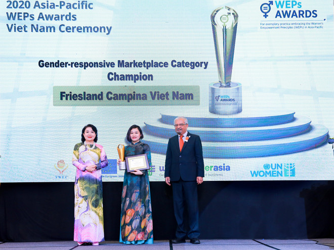 Bà Phan Nam Trân (giữa), Giám đốc Nhân sự FrieslandCampina Việt Nam nhận giải thưởng “Bình đẳng giới trên thị trường." FrieslandCampina Việt Nam nhận giải thưởng về trao quyền cho phụ nữ ảnh 1