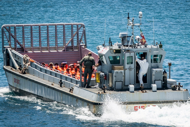 Cảnh sát biển Italy giải cứu gần 800 người di cư trên tàu đánh cá ảnh 1