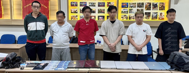 Các đối tượng quốc tịch Malaysia bị đưa về trụ sở Công an để điều tra. (Nguồn: CAND) Khởi tố ba đối tượng Malaysia tổ chức cho người khác ở lại Việt Nam ảnh 1