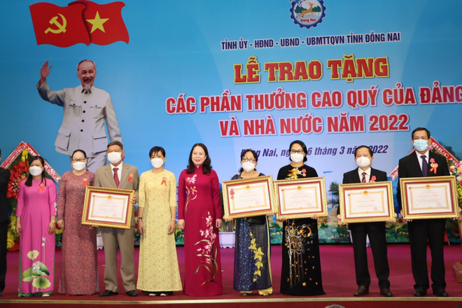 Trao tặng phần thưởng cao quý cho các tập thể, cá nhân ở Đồng Nai ảnh 2