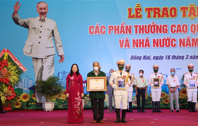 Trao tặng phần thưởng cao quý cho các tập thể, cá nhân ở Đồng Nai ảnh 1