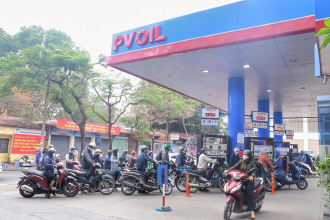Người dân xếp hàng mua xăng tại trạm xăng Thái Thịnh. (Ảnh: TTXVN) Đề xuất giải pháp bình ổn thị trường xăng dầu trong dài hạn ảnh 2