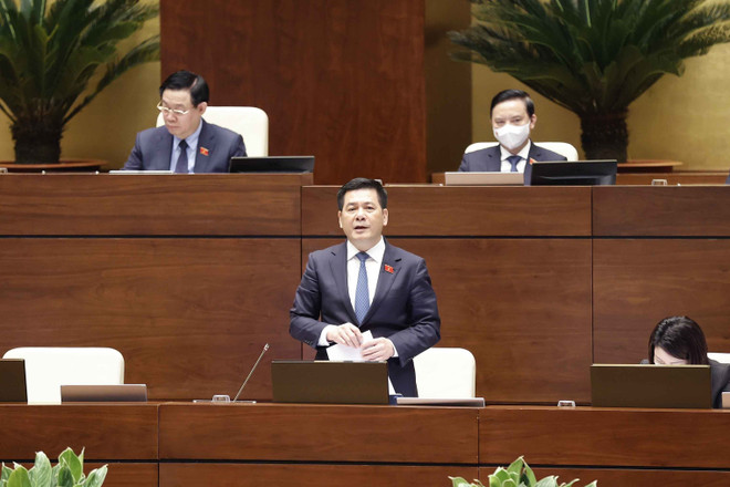 Bộ trưởng Bộ Công Thương Nguyễn Hồng Diên trả lời chất vấn đại biểu Quốc hội. (Ảnh: Doãn Tấn/TTXVN) Đề xuất giải pháp bình ổn thị trường xăng dầu trong dài hạn ảnh 1