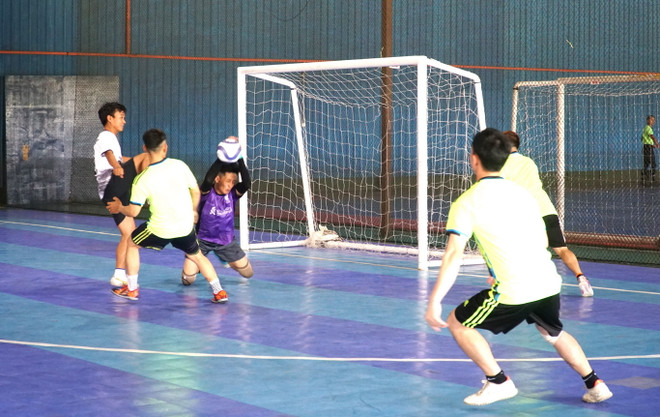 Pha bóng trong trận đấu giữa đội Aho và Việt Spirit FC. (Ảnh: Hằng Linh/TTXVN) ttxvn_bong da nguoi viet malaysia 2.jpg