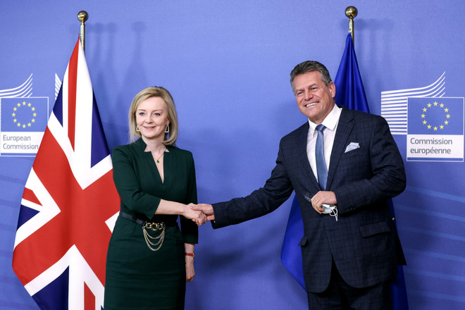 Phó Chủ tịch Ủy ban châu Âu (EC) Maros Sefcovic (phải) trong cuộc gặp Ngoại trưởng Anh Liz Truss ở Brussels (Bỉ) ngày 21/2/2022. (Ảnh: AFP/TTXVN) EU cảnh báo hành động pháp lý đối với dự luật của Anh về Bắc Ireland ảnh 1